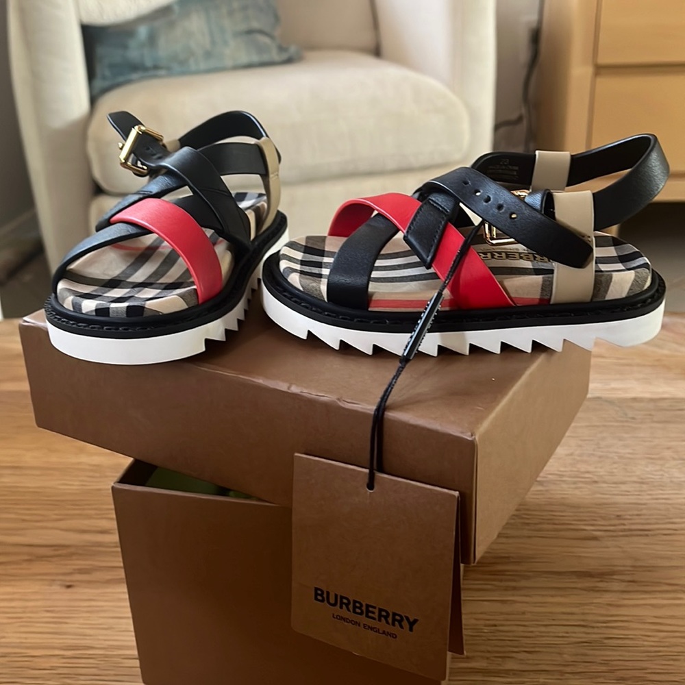 NWT and BOX! Burberry Jane Kids Sandal